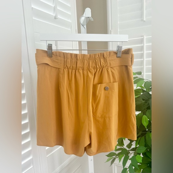 Athleta Skyline Short II in Tuscan Gold Size 10 - Picture 3 of 9